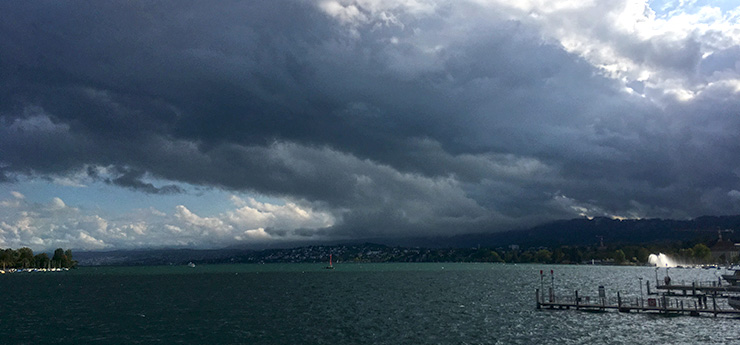 düsterer Himmel über dem Zürichsee