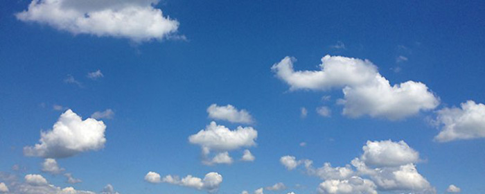 blauer himmel mit weissen wolken