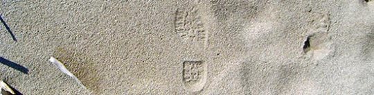 Schuhabdruck im Sand