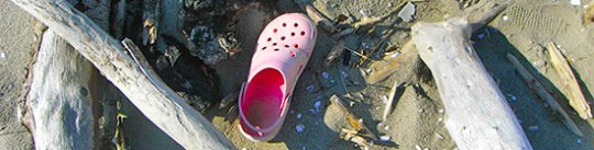 Kroks Sandale pink im Sand