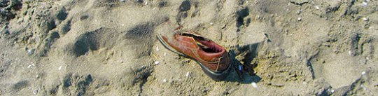 Schuh braun im Sand